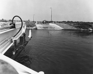 842721 Gezicht op de aanlegplaats van de veerdienst Ingen-Elst over de Nederrijn, aan de Ingenseveerweg te Elst, vanaf ...